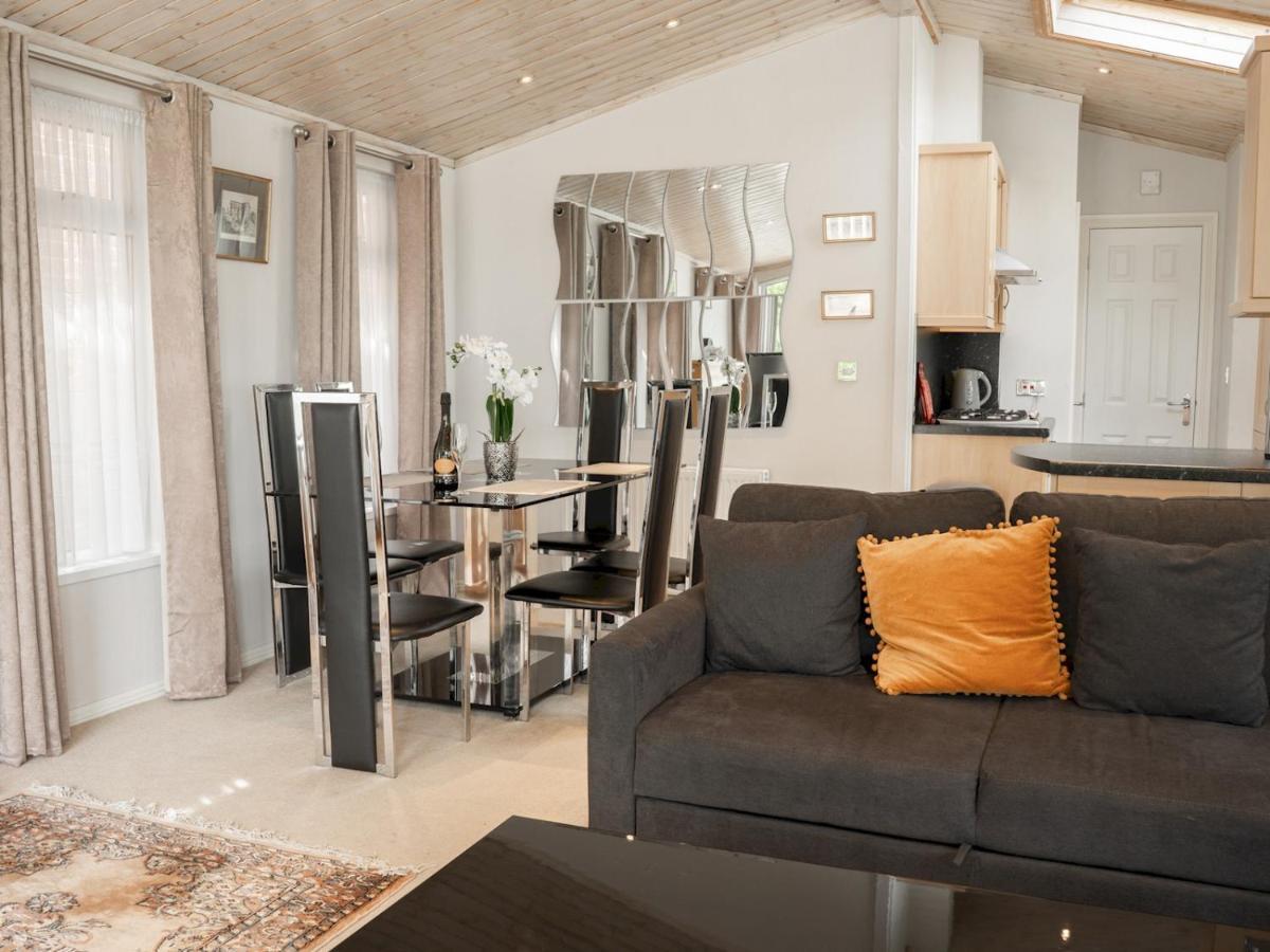 Pass The Keys The Lodge At Point House Farm - Sleeps Up To 6 Chester Eksteriør billede